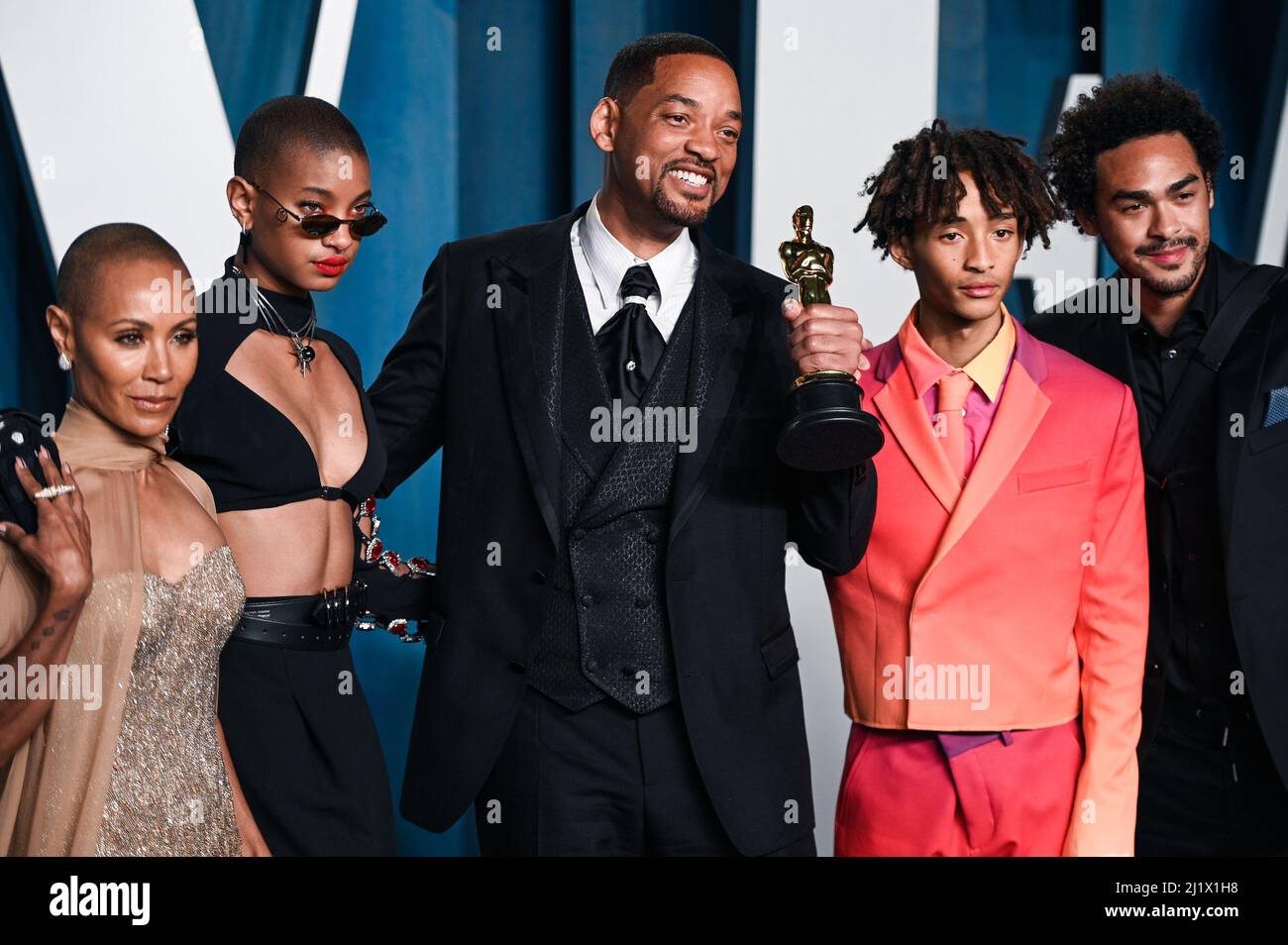 Beverly Hills, USA. 28. März 2022. Jada Pinkett Smith, Willow Smith, will Smith, Jaden Smith und Trey Smith gehen auf dem roten Teppich bei der Vanity Fair Oscar Party 2022, die am 27. März 2022 im Wallis Annenberg Center for the Performing Arts in Beverly Hills, CA, stattfand. (Foto von Anthony Behar/Sipa USA) Quelle: SIPA USA/Alamy Live News Stockfoto