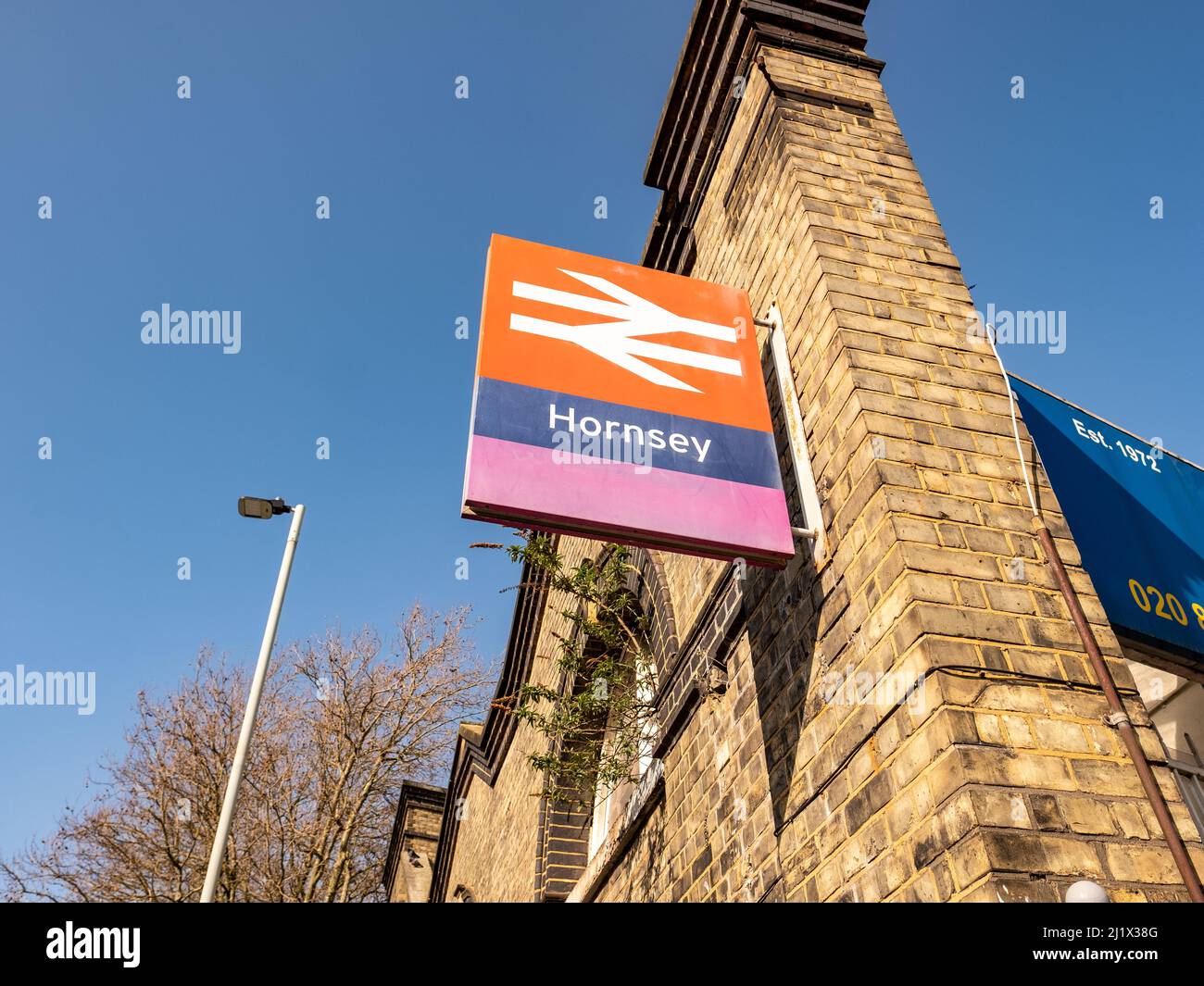 London - 2022. März: Hornsey Station Schild, ein nationaler Bahnhof an der Tottenham Lane in der Nähe von Crouch End in Nord-London Stockfoto