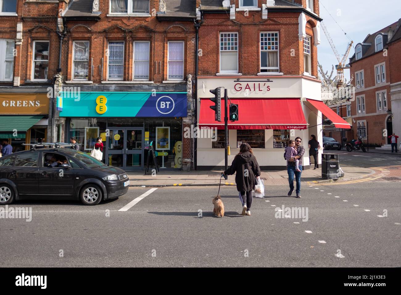 London - März 2022: Geschäfte in der Crouch End High Street. Eine gehobene Gegend im Norden Londons mit vielen unabhängigen Cafés und Boutiquen Stockfoto