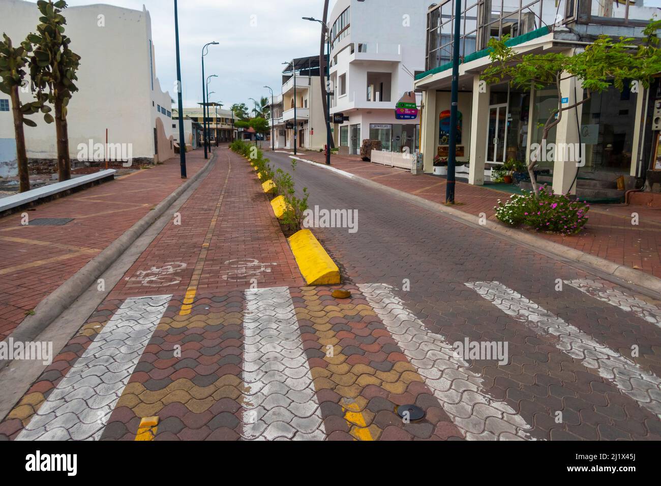 Puerto Ayora, während der Covid-19-Sperre, verlassene Hauptstraße und Park, normalerweise überfüllt mit Touristen und Einheimischen, Santa Cruz Island, Galapagos Island Stockfoto