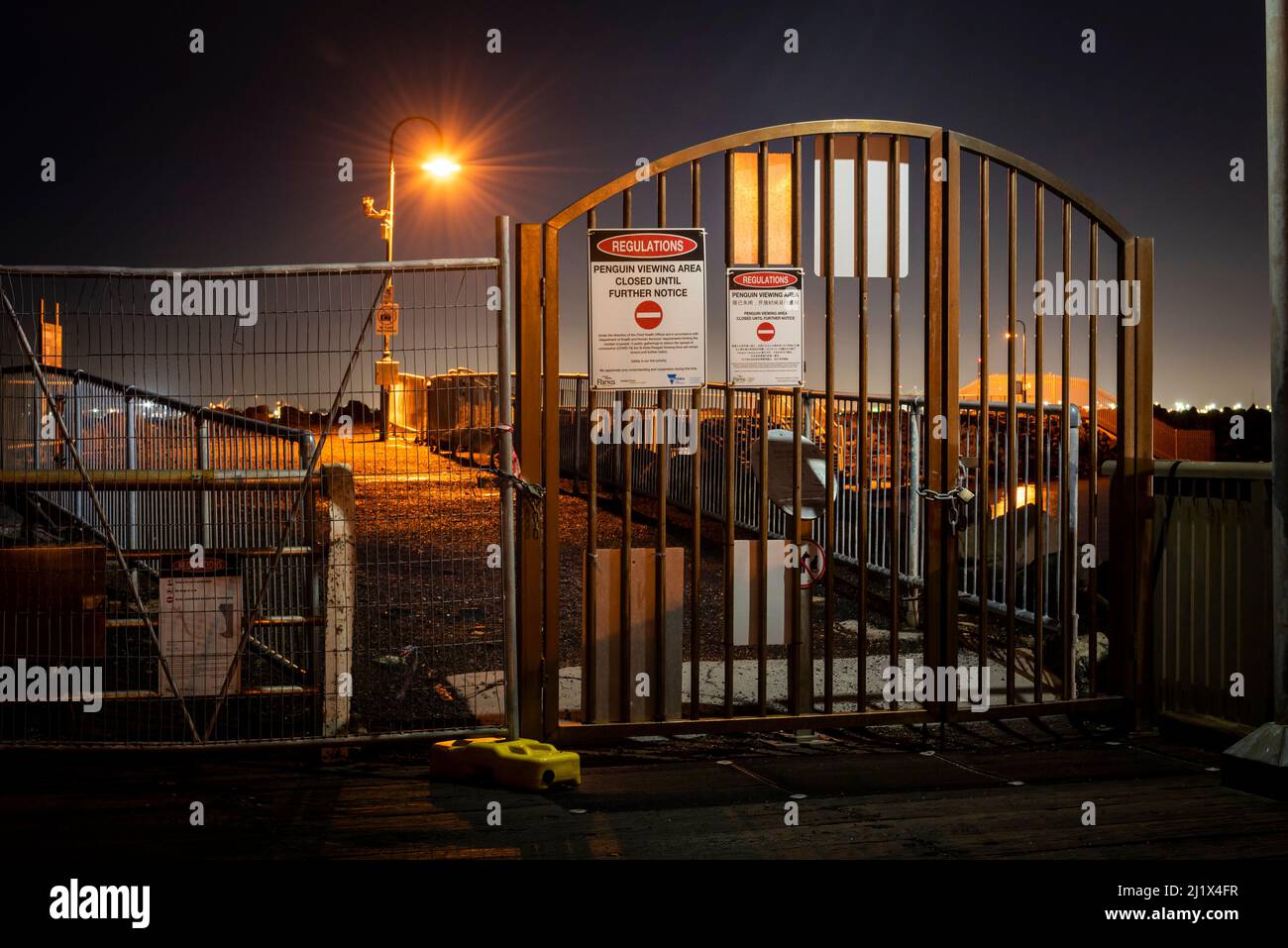 Anzeichen, die erklären, dass die Kolonie St. Kilda Penguin wegen der Coronavirus-Pandemie (COVID-19) bis auf weiteres für die Besichtigung gesperrt ist. St. Kilda Pier Stockfoto