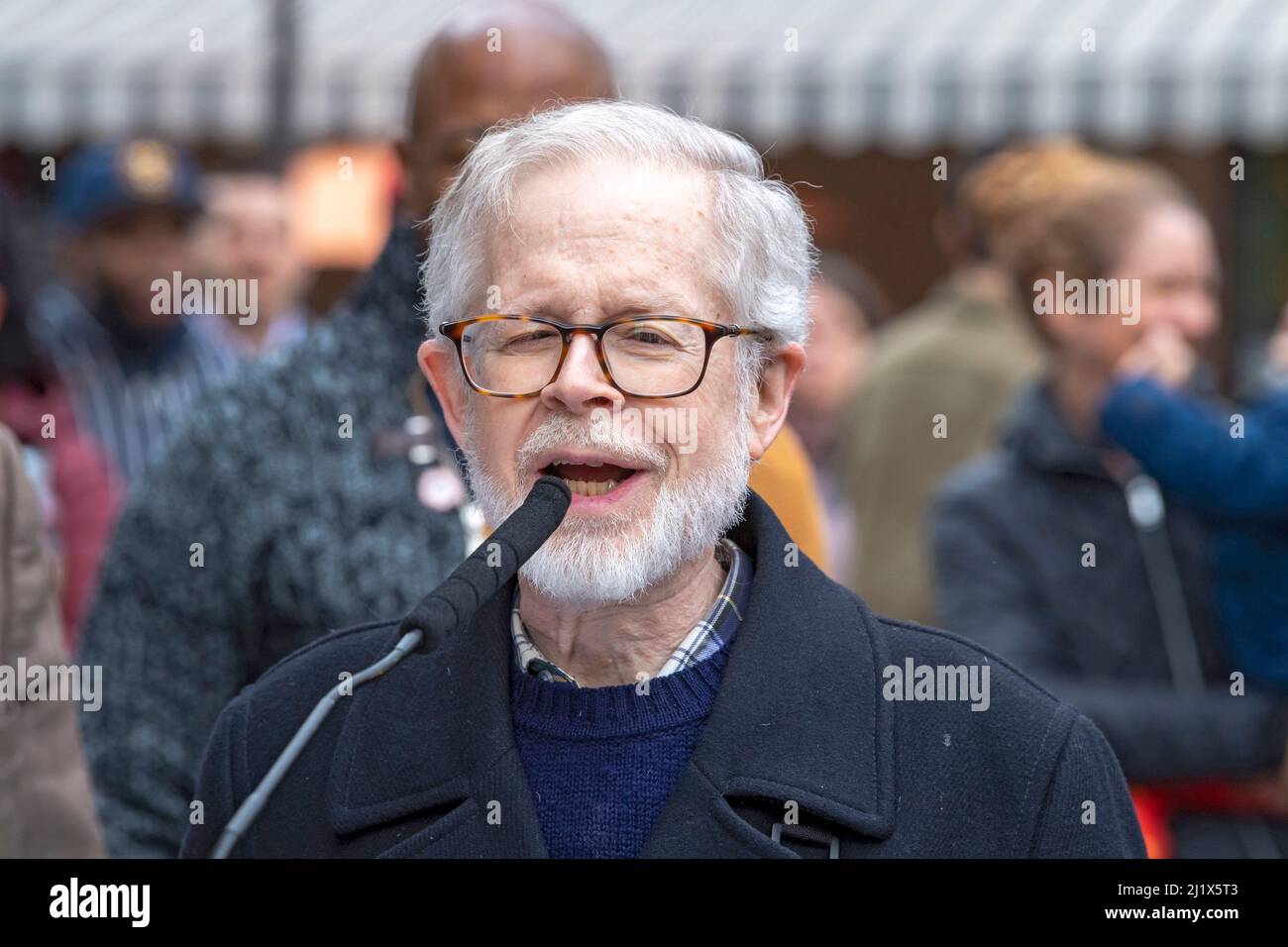 New York, Usa. 26. März 2022. Richard Gottfried, Mitglied der New Yorker Landesversammlung, spricht bei einer Straßenbenennungszeremonie in Hell's Kitchen. Frances Perkins war von 1933 bis 1945 US-Arbeitsministerin unter Franklin Delano Roosevelt und die erste Frau, die als Kabinettssekretärin diente. West 46. Street zwischen der Neunten und der Zehnten Avenue - ein Block, der Hartley House umfasst, eine gemeinnützige Organisation, in der France Perkins als Sozialarbeiterin tätig war, heißt Frances Perkins Place. (Foto von Ron Adar/SOPA Images/Sipa USA) Quelle: SIPA USA/Alamy Live News Stockfoto