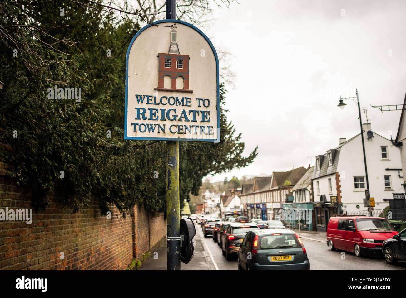 Reigate, Surrey - Willkommen bei Reigate Schild am Stadtrand. Eine attraktive historische Stadt im Londoner Pendlergürtel Stockfoto