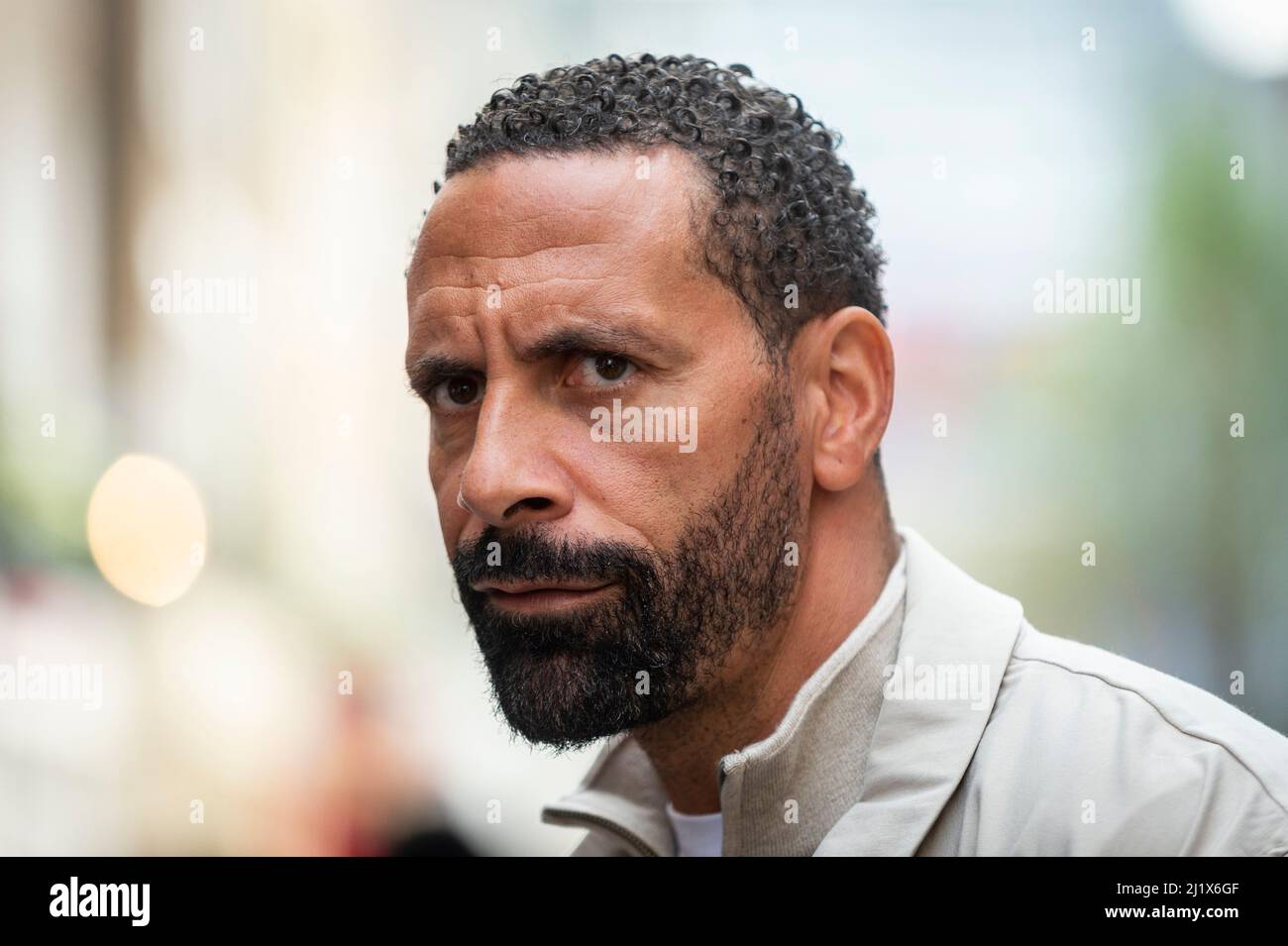 London, Großbritannien. 28. März 2022. Rio Ferdinand, Profifußballer und jetzt TV-Experte, spricht bei einer Veranstaltung in der Carnaby Street, die 100 Tage vor dem Finale der UEFA-Europameisterschaft der Frauen 2022, die gemeinhin als UEFA Women's Euro 2022 bezeichnet wird, steht. Das Finale wird vom 6. Bis 31. Juli 2022 in England ausgetragen. Kredit: Stephen Chung / Alamy Live Nachrichten Stockfoto