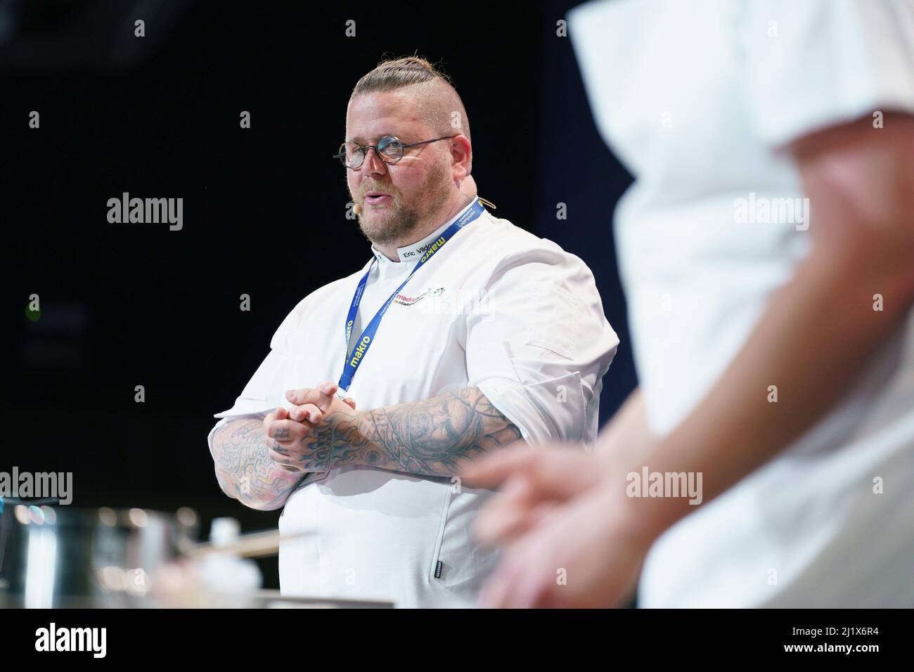 Küchenchef Eric Vildgaard vom Restaurant Jordaer (Kopenhagen) spricht während eines Gesprächs im Madrid Fusión. Madrid Fusión ist der gastronomische Gipfel, der von diesem Montag bis zum 30.. März auf dem IFEMA-Messegelände in Madrid stattfindet. Drei Tage lang treffen sich einige der besten Köche der Welt. (Foto von Atilano Garcia / SOPA Images/Sipa USA) Stockfoto