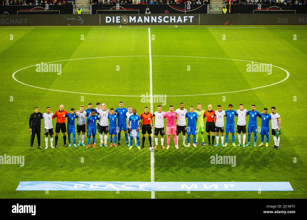 Mannschaften von Deutschland und Israel stehen gemeinsam für den Frieden 26.03.2022, Fussball; DFB, Saison 2021/22 Foto: Moritz Müller Copyright ( Stockfoto