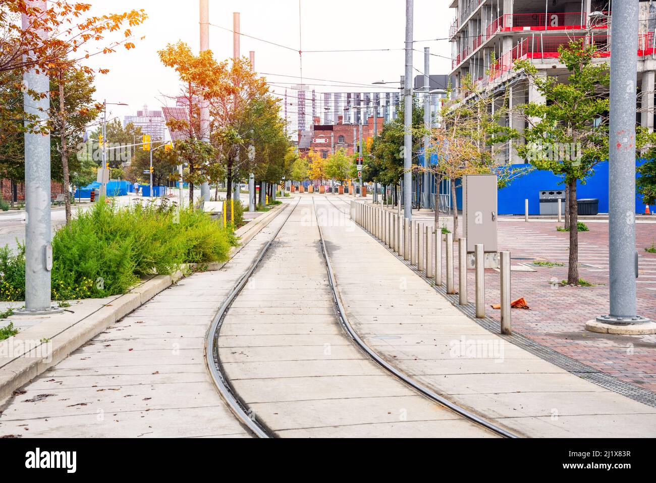 Verlassene Straßenbahn entlang einer Baustelle im Stadtzentrum an einem bewölkten Herbsttag Stockfoto