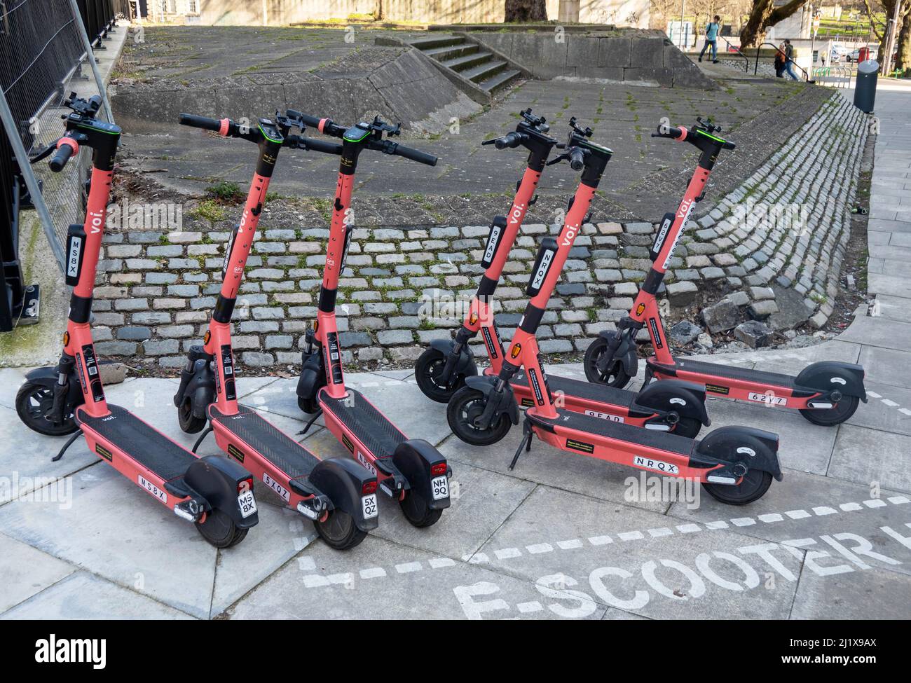 Sechs VOI-E-Scooter können an einem Drehkreuz in Liverpool gemietet werden Stockfoto