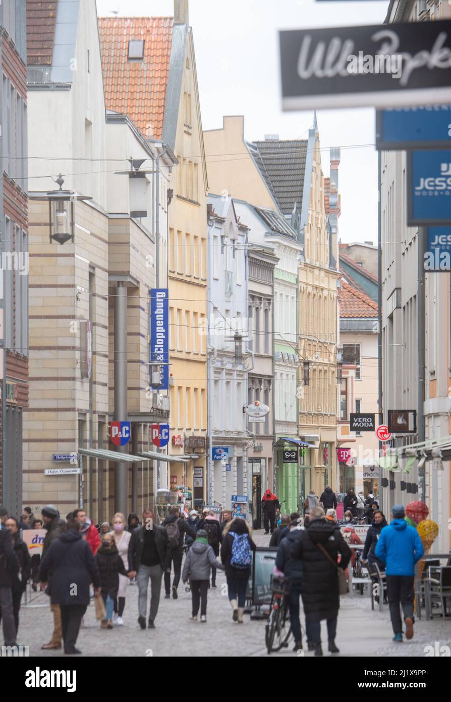 Stralsund, Deutschland. 28. März 2022. Auf der Einkaufsstraße und Fußgängerzone Ossenreyer Straße sind zahlreiche Menschen unterwegs. Mecklenburg-Vorpommern ist derzeit in Bezug auf die Corona-Inzidenz bei weitem führend unter allen deutschen Staaten. Quelle: Stefan Sauer/dpa/Alamy Live News Stockfoto