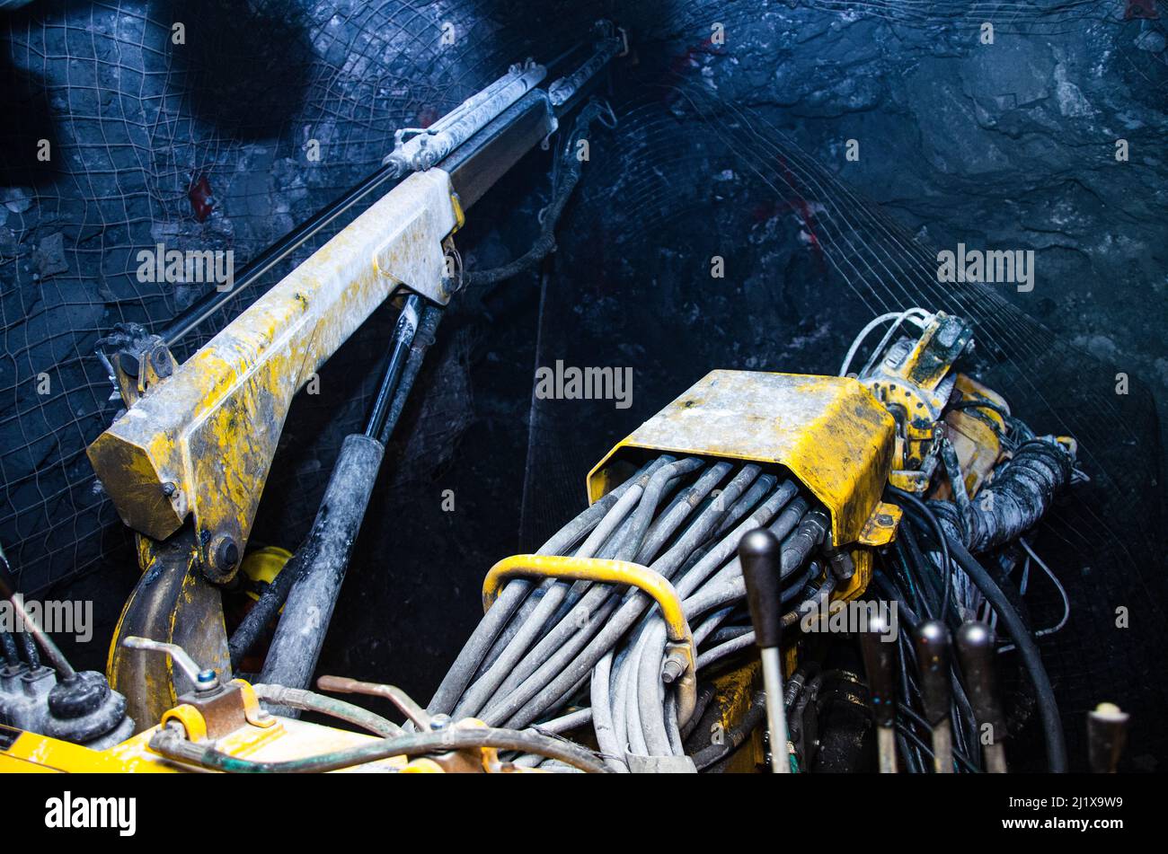 Bergbaubetreiber auf Bergbaumaschine, unterirdisches Minengeflecht Stockfoto Bergbaubetreiber auf Bergbaumaschine, unterirdisches Minengeflecht Stockfoto