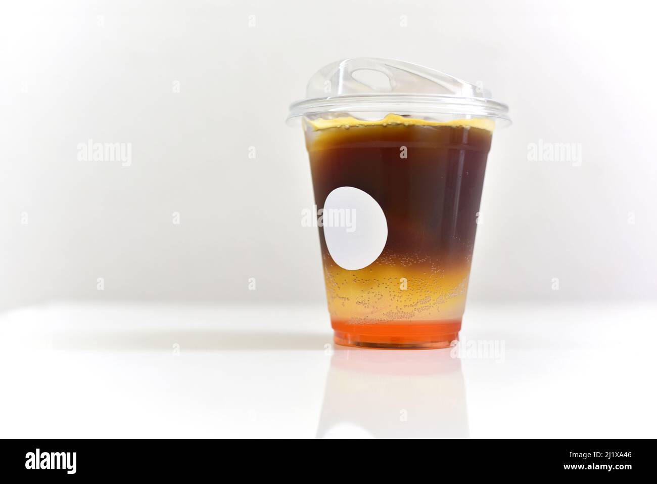 Gekühlter Espresso Tonic. Nahaufnahme des Espresso Shot mit Tonic Water oder Richie Soda auf einem weißen Tisch servieren und Platz kopieren. Stockfoto