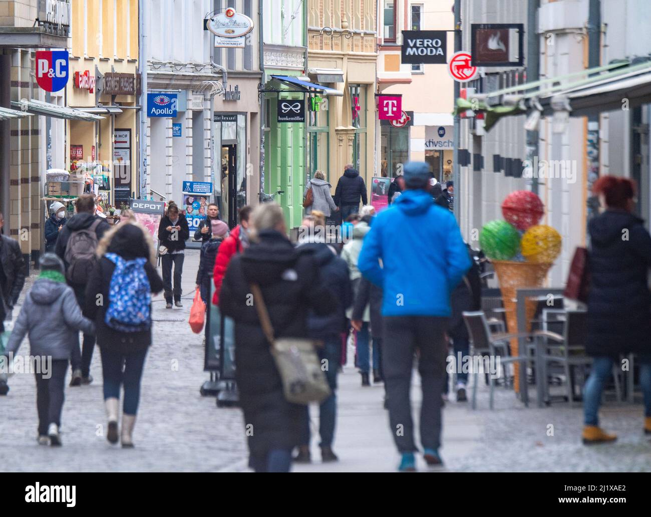28. März 2022, Mecklenburg-Vorpommern, Stralsund: Auf der Einkaufsstraße und Fußgängerzone Ossenreyer Straße sind zahlreiche Menschen unterwegs. Mecklenburg-Vorpommern ist derzeit in Bezug auf die Corona-Inzidenz bei weitem führend unter allen deutschen Staaten. Foto: Stefan Sauer/dpa Stockfoto
