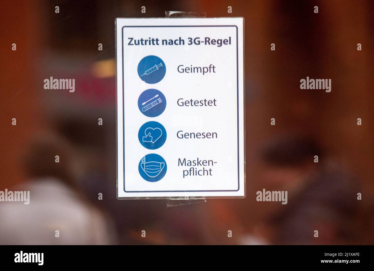 28. März 2022, Mecklenburg-Vorpommern, Stralsund: Ein Schild an einer Tür weist auf die Regel von 3G hin. Mecklenburg-Vorpommern ist derzeit in Bezug auf die Corona-Inzidenz bei weitem führend unter allen deutschen Staaten. Foto: Stefan Sauer/dpa Stockfoto