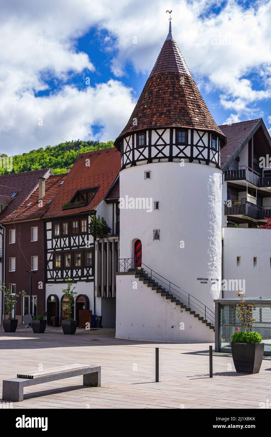 Ebingen, Albstadt, Baden-Württemberg, Deutschland: Unbewohntes Straßenbild mit Bürgerturm, Teil der ehemaligen Stadtbefestigung. Stockfoto