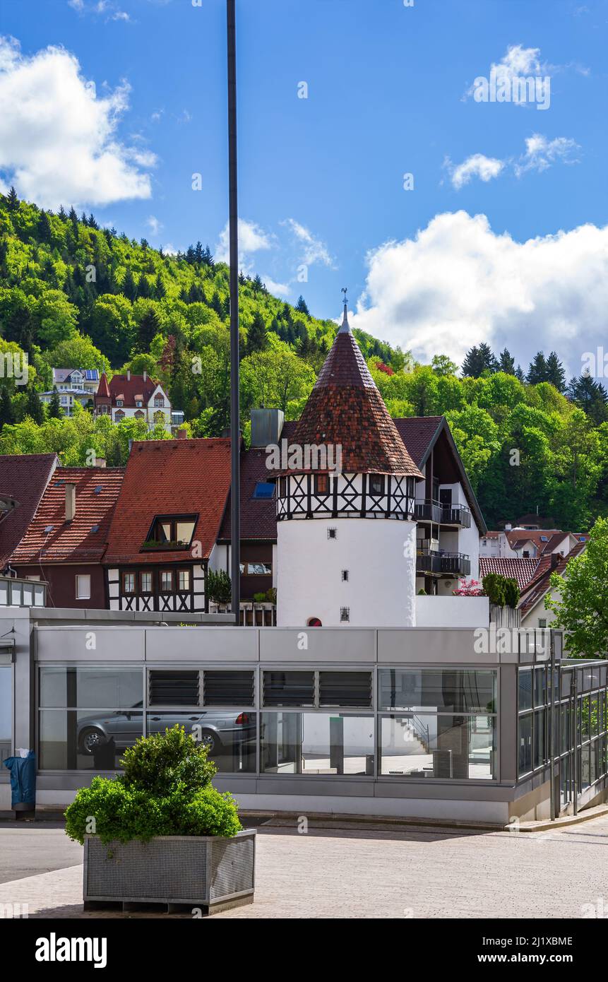 Ebingen, Albstadt, Baden-Württemberg, Deutschland: Unbewohntes Straßenbild mit Bürgerturm, Teil der ehemaligen Stadtbefestigung. Stockfoto