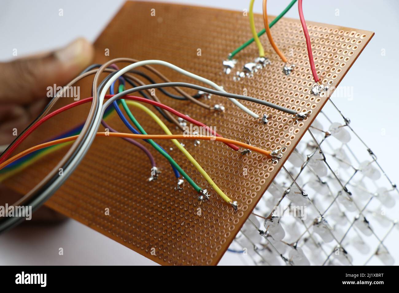 Ansicht von Schaltungsverbindungen, die für ein STEM-Projekt auf einer Null-Leiterplatte und Leuchtdioden hergestellt werden Stockfoto
