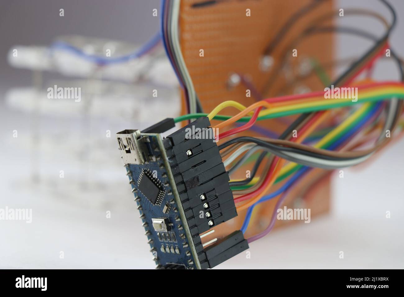 Mikrocontroller Board verbindet sich mit einem elektronischen Projekt, programmierbare Mikrocontroller Board Projekte, die das Konzept der selbstgemachten Erfindung zeigen Stockfoto
