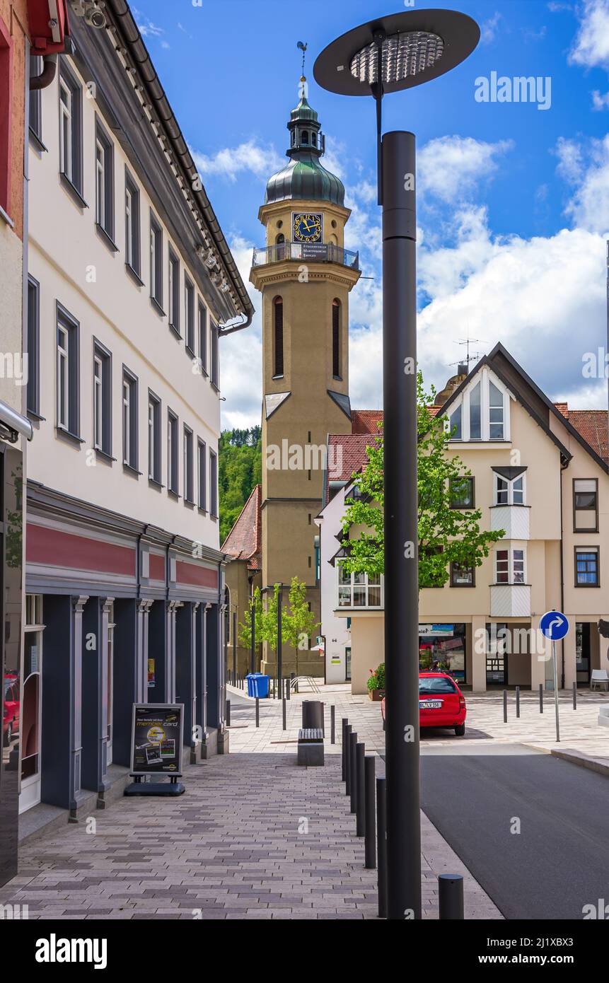 Ebingen, Albstadt, Baden-Württemberg, Deutschland: Unbewohnte Straßenszene mit Blick auf die Martinskirche (St. Martins Kirche) in der Oberstadt. Stockfoto