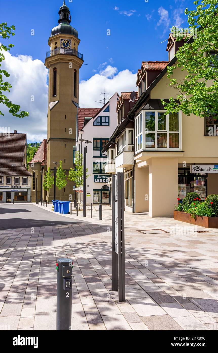 Ebingen, Albstadt, Baden-Württemberg, Deutschland: Unbewohnte Straßenszene mit Blick auf die Martinskirche (St. Martins Kirche) in der Oberstadt. Stockfoto