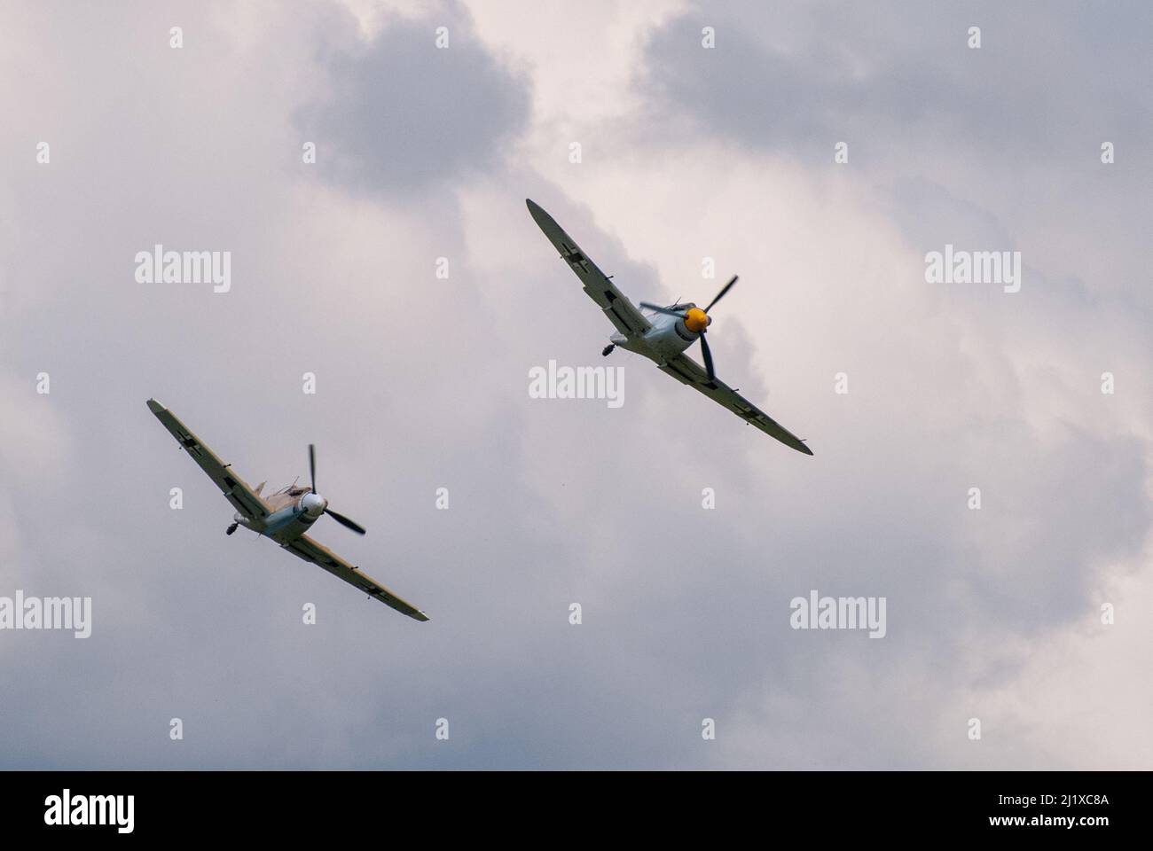 DUXFORD, CAMBRIDGESHIRE, Großbritannien - 13. JULI 2014: WW2 Bf (Messerschmitt) 109 führt während der Flying Legends eine Hundeschlacht-Ausstellung auf dem Flugplatz Duxford durch Stockfoto