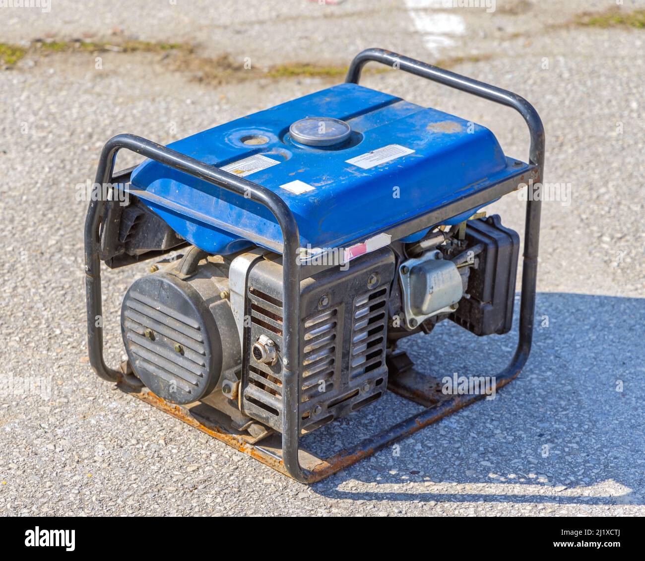 Benzinbetriebener Notstromgenerator mit Notstromversorgung an der Straße Stockfoto