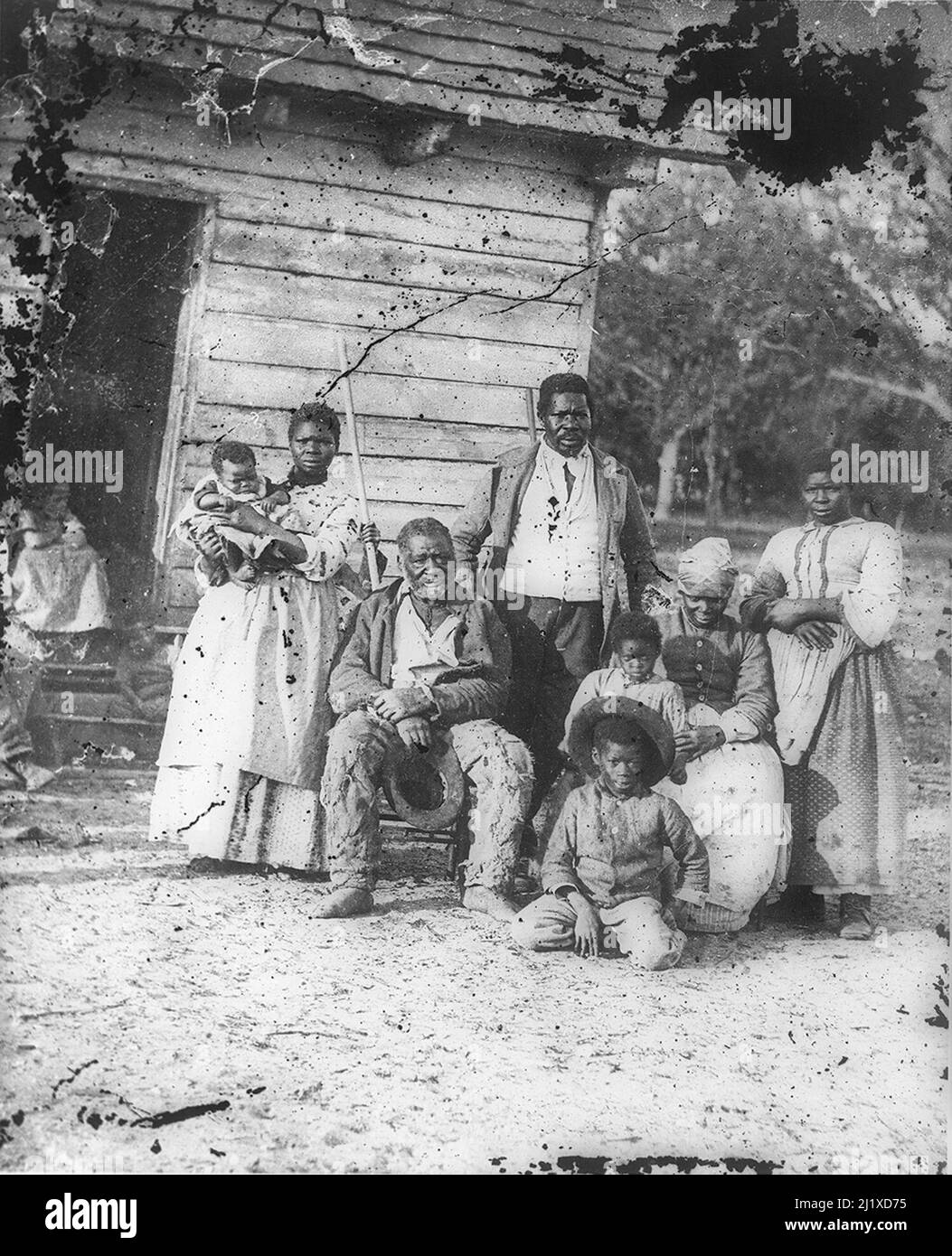 Oldtimer-Fotografie aus dem Jahre 1862 während der Konföderationszeit von fünf Generationen versklavierter Afroamerikaner auf Smith's Plantation, Beaufort, South Carolina, USA Stockfoto