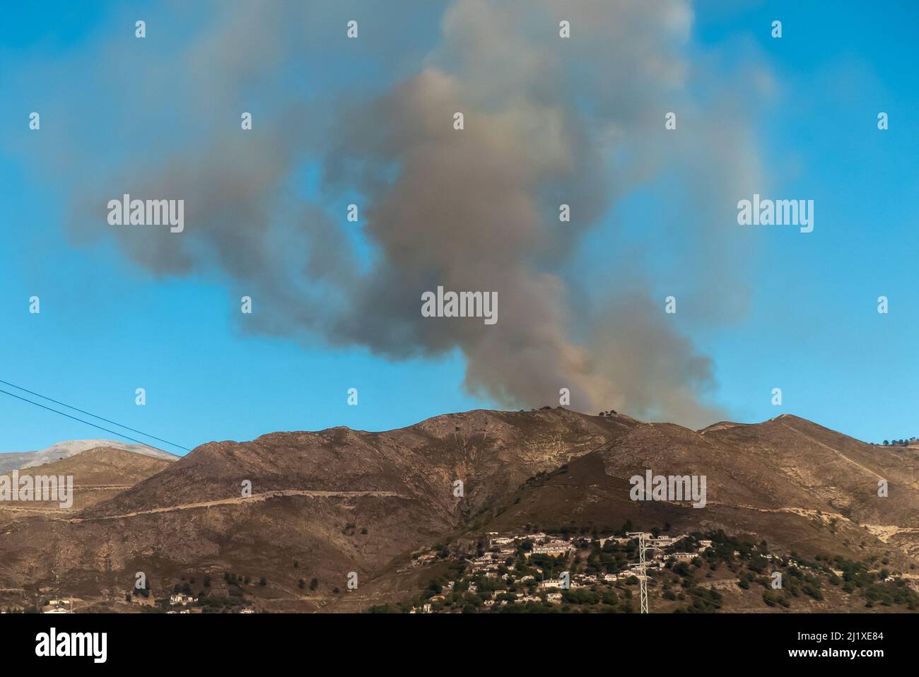 Axarquia in Spanien: Das Feuer im Dezember 2021 in den Hügeln bei Competa. Stockfoto