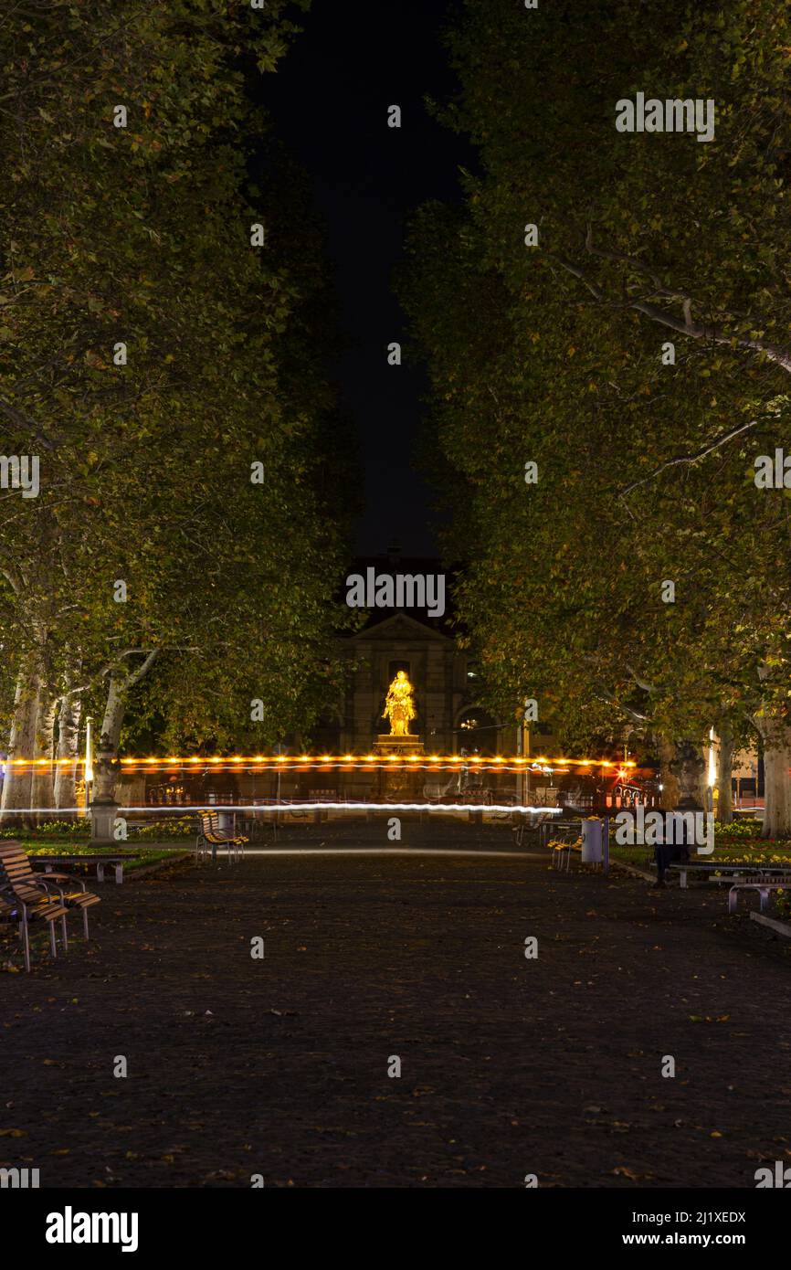 Eine vertikale Aufnahme der Statue des Goldenen Reiters, Goldener Reiter. Historisches Wahrzeichen, Dresden, Deutschland. Stockfoto