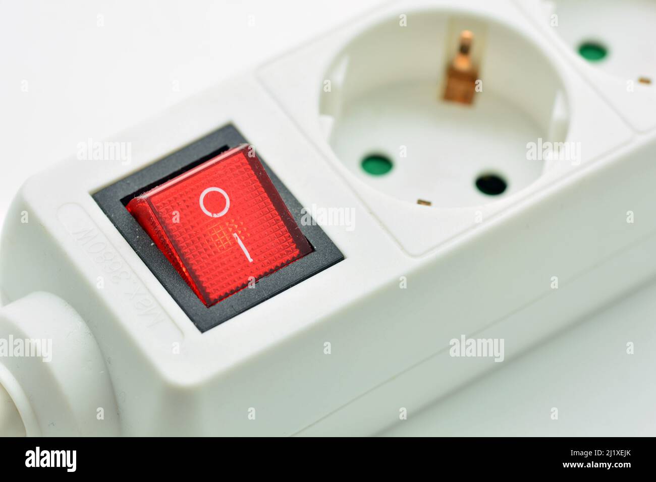 Interruptor de una regleta eléctrica encendido, aislado sobre fondo Blanco Stockfoto