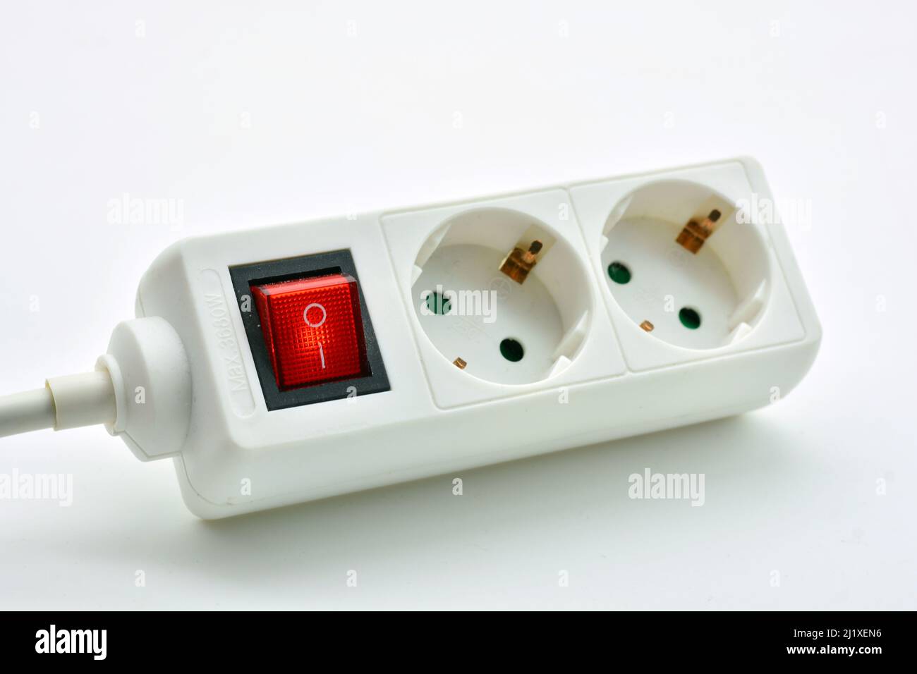 Interruptor de una regleta eléctrica encendido, aislado sobre fondo Blanco Stockfoto