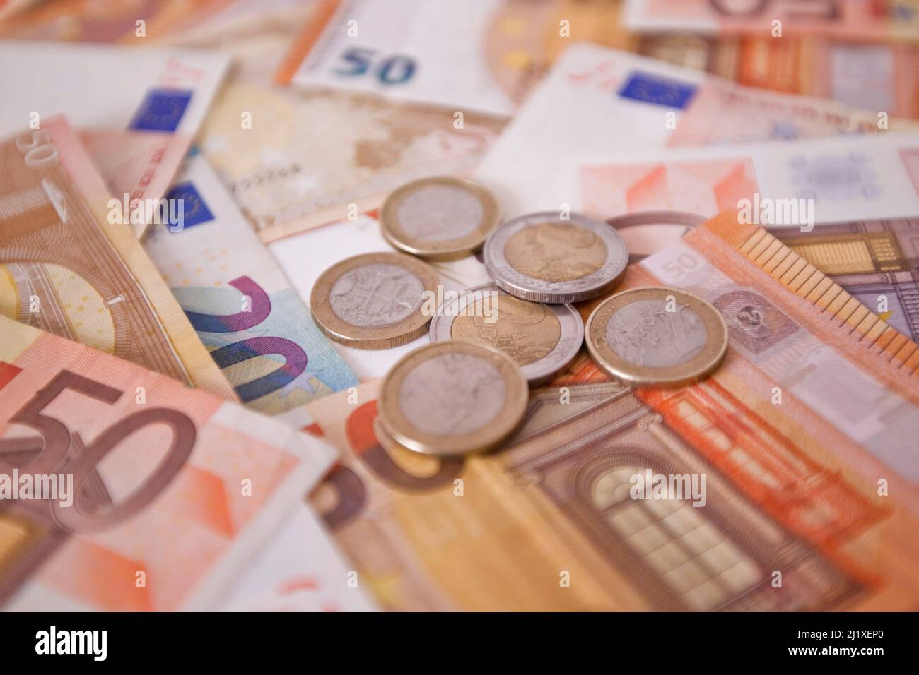 Euro-Banknoten, 20-Euro-Banknoten und 1- und 2-Euro-Münzen Stockfoto