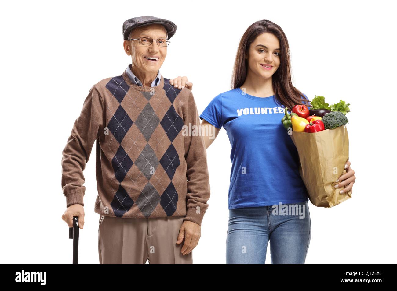 Älterer Mann und eine Freiwillige tragen seine Einkaufstasche isoliert auf weißem Hintergrund Stockfoto
