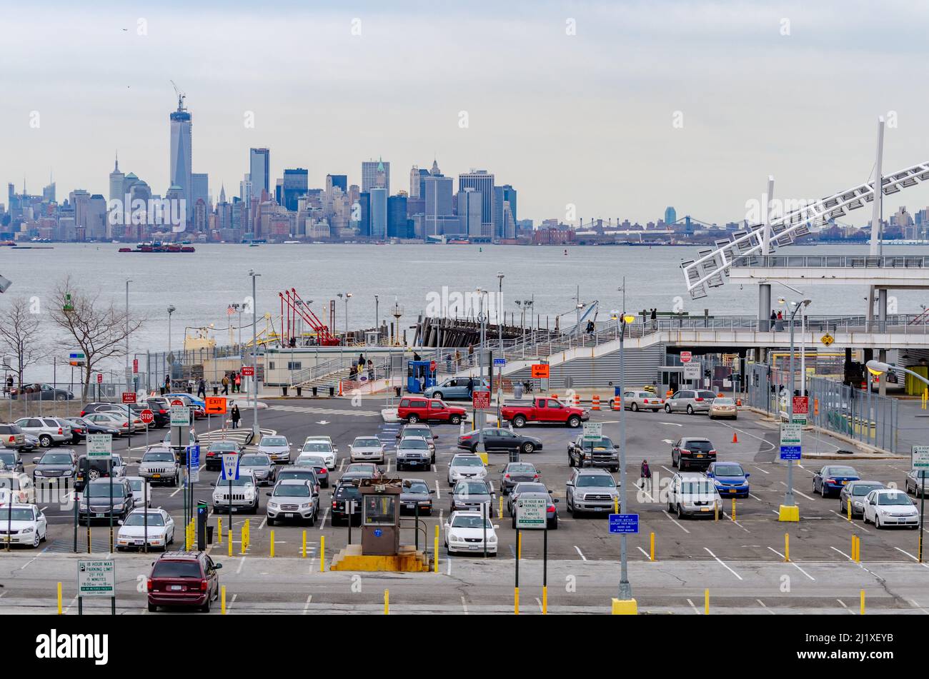 Staten Island Ferry Terminal Parkplatz mit Skyline von Manhattan, New York City im Hintergrund, viele Autos in verschiedenen Farben parken, während wi Stockfoto