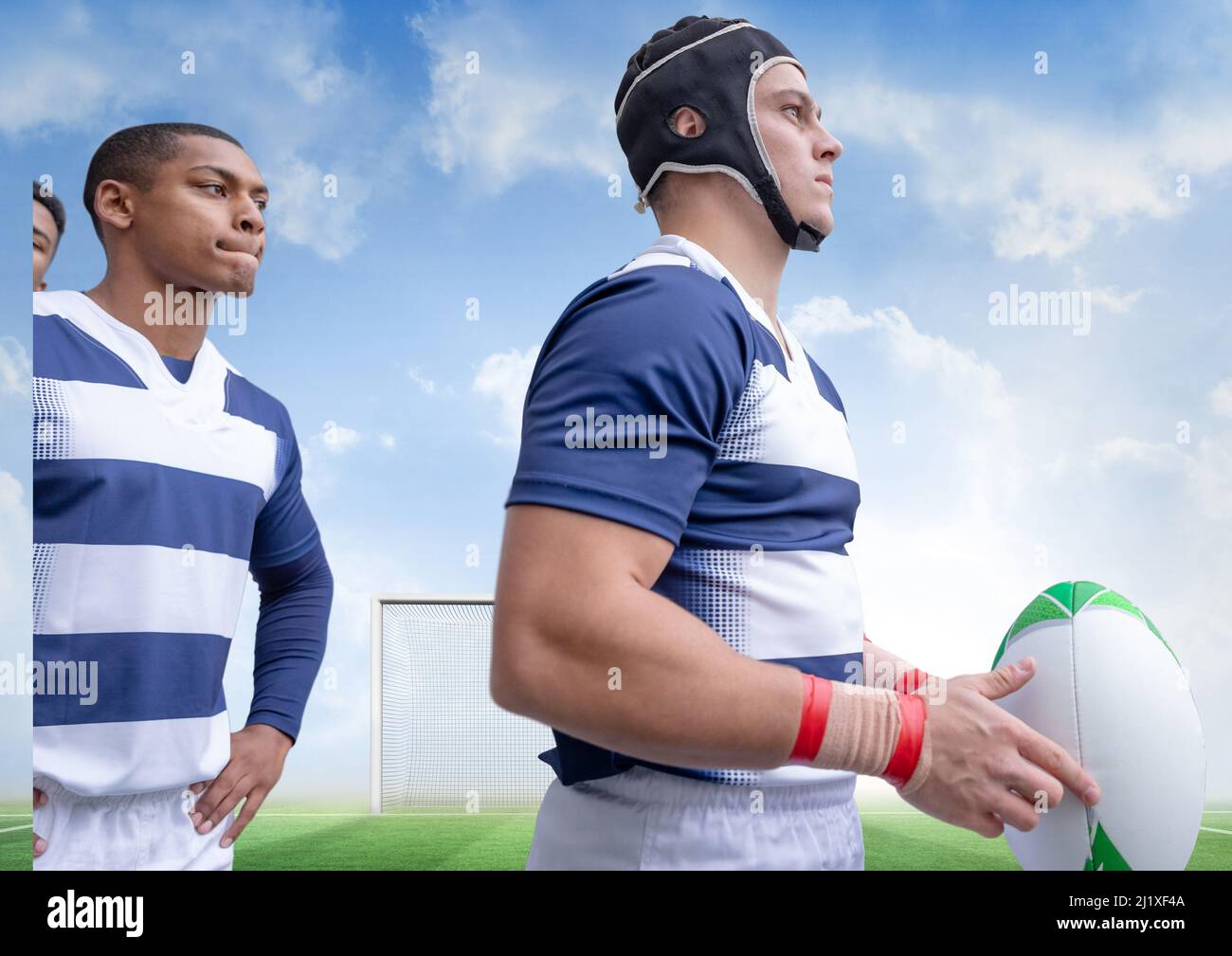 Zusammengesetztes Bild eines Teams verschiedener männlicher Rugby-Spieler gegen das Fußballfeld mit Platz für Kopien Stockfoto