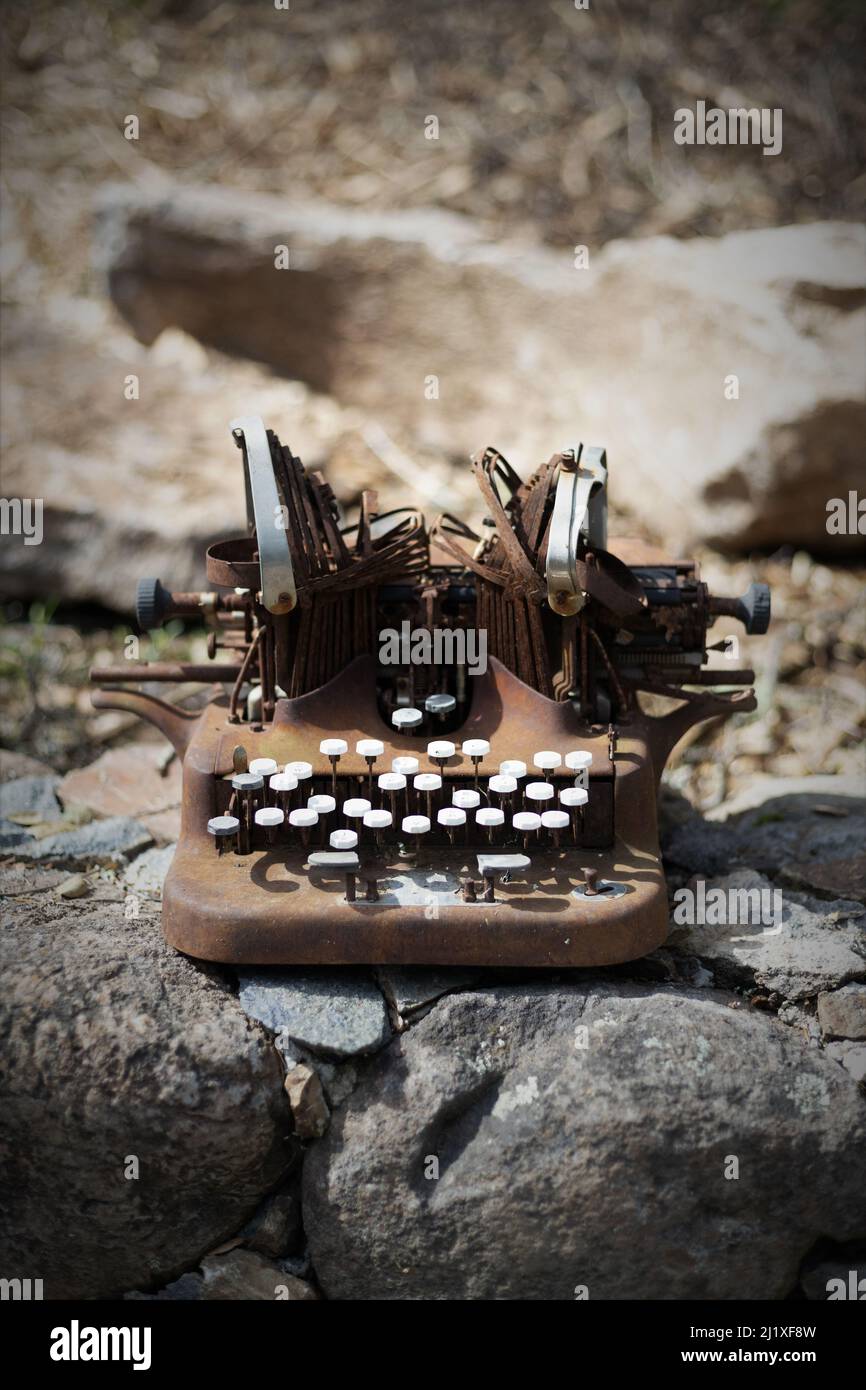 Eine rostige alte antike Schreibmaschine. Stockfoto