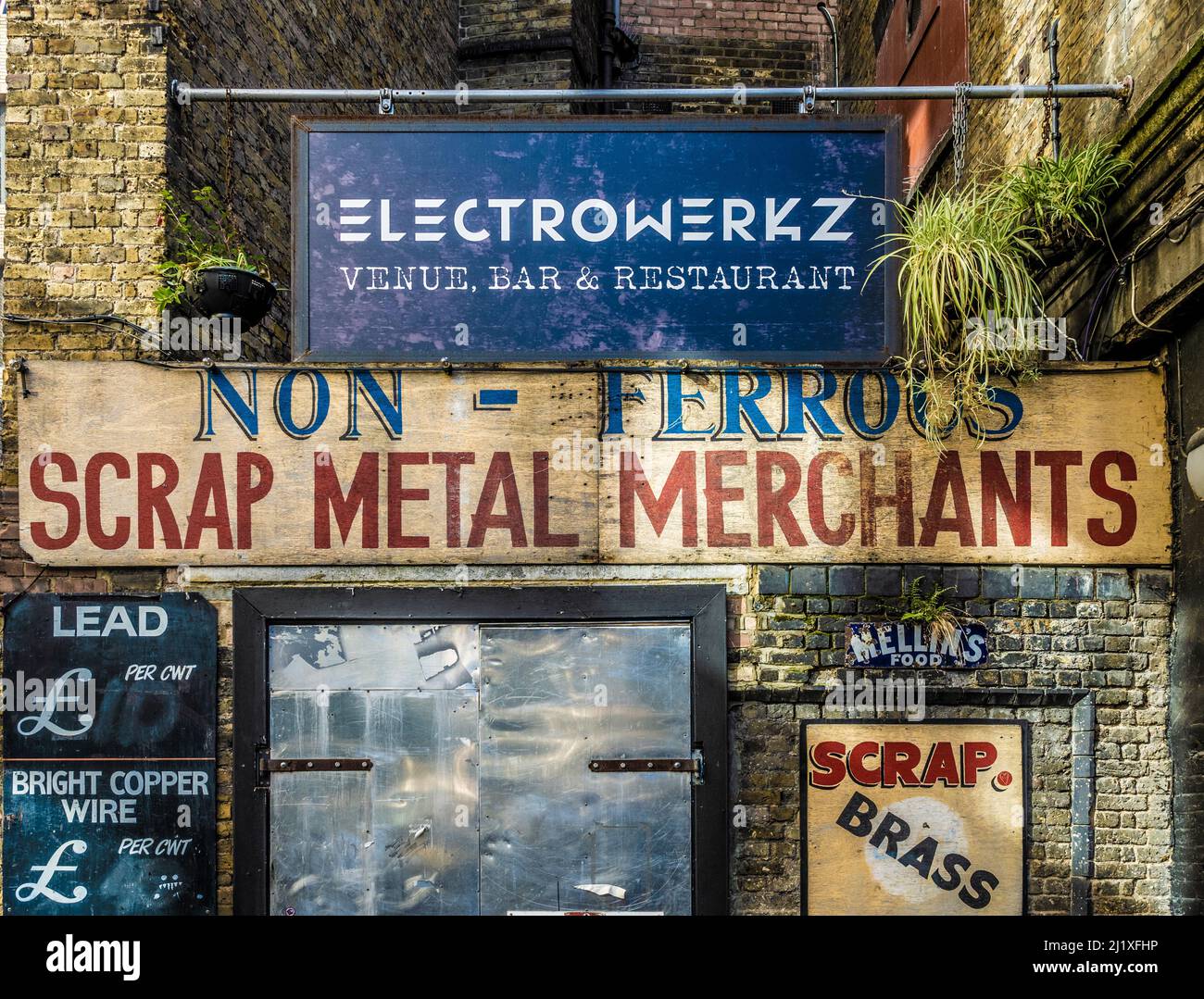 Vintage-Schilder am Eingang der Electrowerkz Bar und des Unterhaltungsgeländes in der Torrens Street, London. VEREINIGTES KÖNIGREICH Stockfoto