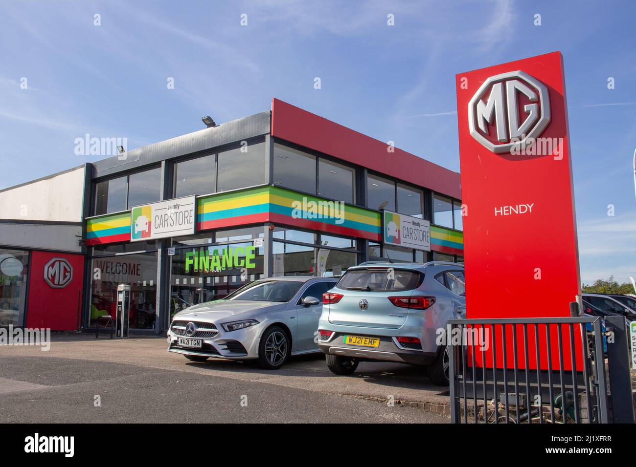 EXETER, DEVON, Großbritannien - 21. SEPTEMBER 2021 Hendy Car Store Autohändler, Marsh Barton Road auf Marsh Barton Handelsgebiet Stockfoto