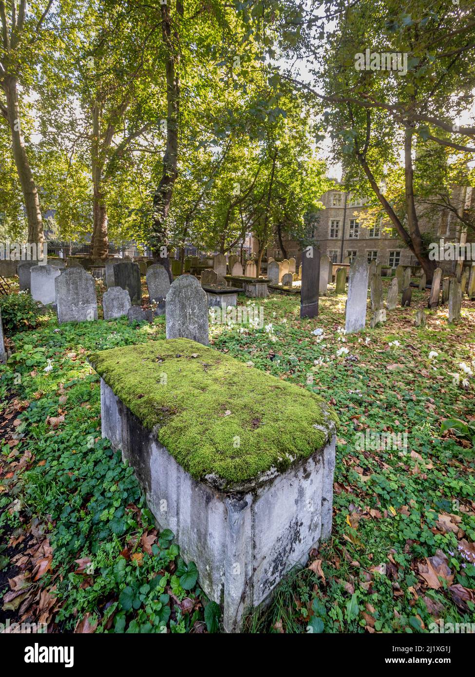 Moosbedeckter Grabstein in Bunhill Fields Begräbnisplatz und Garten. City Road. London. Stockfoto