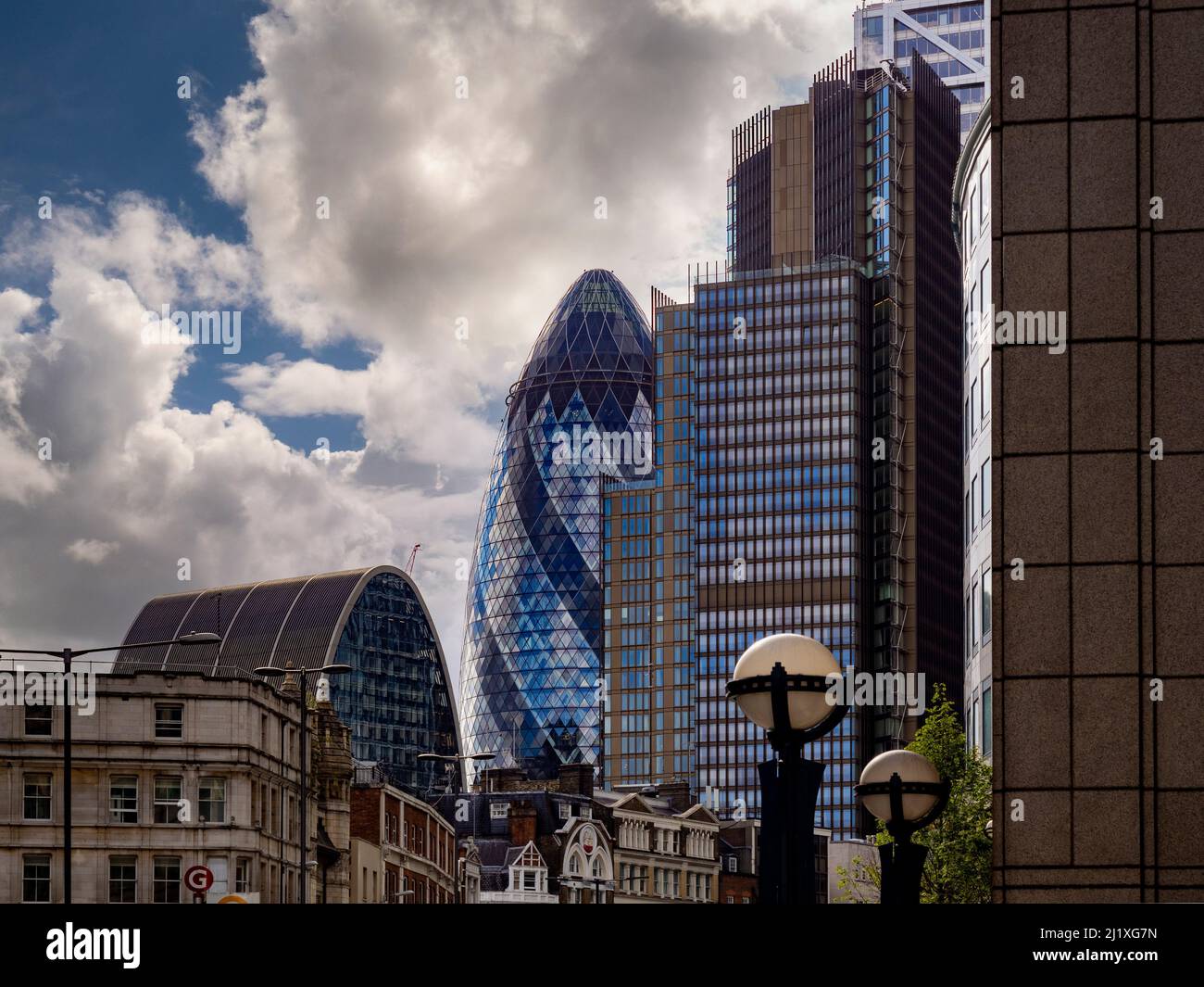 Geschwungene Gebäude von 30 und 70 St. Mary AX mit der gemischten Architektur von Bishopsgate im Vordergrund. London. Stockfoto