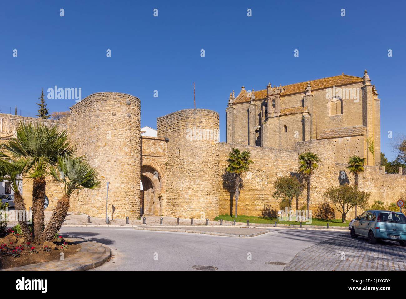 Das 13. Jahrhundert Puerto de Almocabar oder Almocabar Tor und Stadtmauern, Ronda, Provinz Malaga, Andalusien, Südspanien. Puerto de Almocabar kommt f Stockfoto