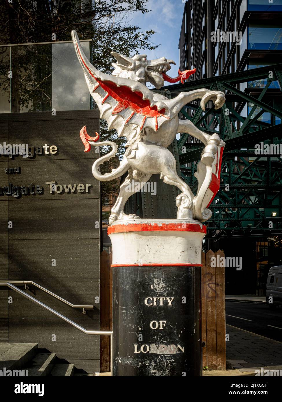 Grenzmarken für die City of London in Bishopsgate mit gusseisernen weißen Drachen. London. VEREINIGTES KÖNIGREICH Stockfoto