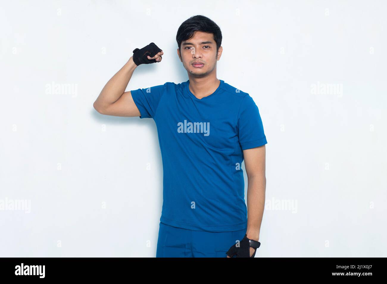 Junge asiatische Mann Radfahrer schütteln Fäuste isoliert auf weißem Hintergrund Stockfoto