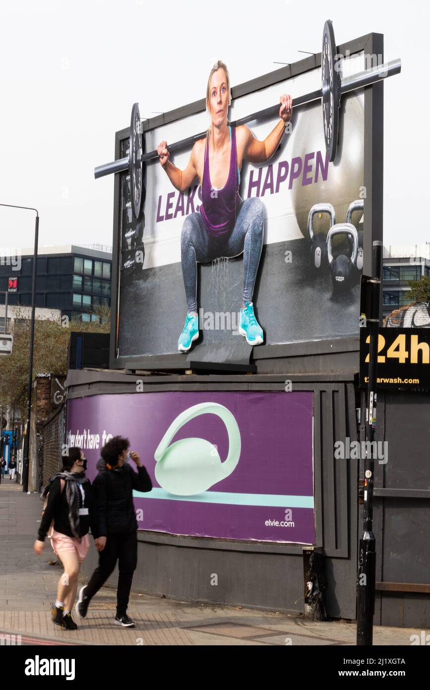 NUR FÜR REDAKTIONELLE ZWECKE die allgemeine Ansicht einer 20ft ermunterten Plakatwand, die Frauen auffordert, offener und ehrlicher über Inkontinenz und Beckenbodentraining zu sprechen, wird von der Marke femtech, Elvie, anlässlich des Starts ihrer neuen Kampagne #LeaksHappen, London, vorgestellt. Bilddatum: Montag, 28. März 2022. Stockfoto
