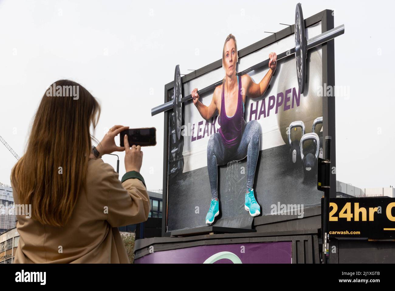 NUR FÜR REDAKTIONELLE ZWECKE die allgemeine Ansicht einer 20ft ermunterten Plakatwand, die Frauen auffordert, offener und ehrlicher über Inkontinenz und Beckenbodentraining zu sprechen, wird von der Marke femtech, Elvie, anlässlich des Starts ihrer neuen Kampagne #LeaksHappen, London, vorgestellt. Bilddatum: Montag, 28. März 2022. Stockfoto