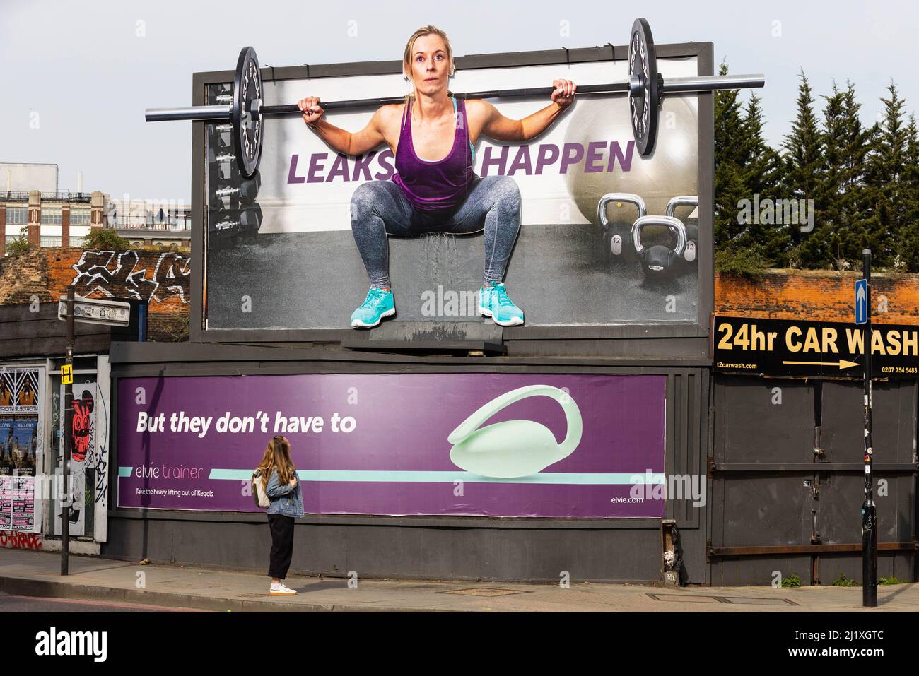 NUR FÜR REDAKTIONELLE ZWECKE die allgemeine Ansicht einer 20ft ermunterten Plakatwand, die Frauen auffordert, offener und ehrlicher über Inkontinenz und Beckenbodentraining zu sprechen, wird von der Marke femtech, Elvie, anlässlich des Starts ihrer neuen Kampagne #LeaksHappen, London, vorgestellt. Bilddatum: Montag, 28. März 2022. Stockfoto