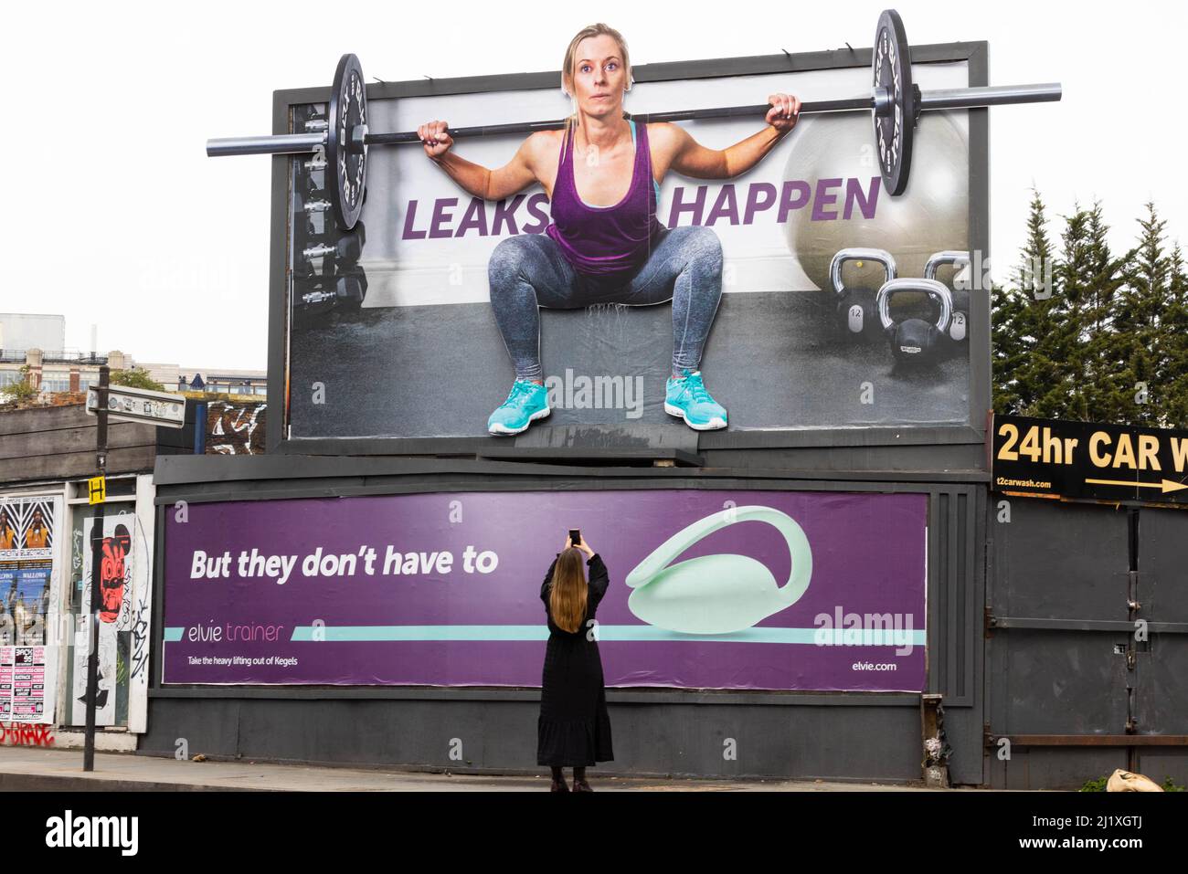NUR FÜR REDAKTIONELLE ZWECKE die allgemeine Ansicht einer 20ft ermunterten Plakatwand, die Frauen auffordert, offener und ehrlicher über Inkontinenz und Beckenbodentraining zu sprechen, wird von der Marke femtech, Elvie, anlässlich des Starts ihrer neuen Kampagne #LeaksHappen, London, vorgestellt. Bilddatum: Montag, 28. März 2022. Stockfoto
