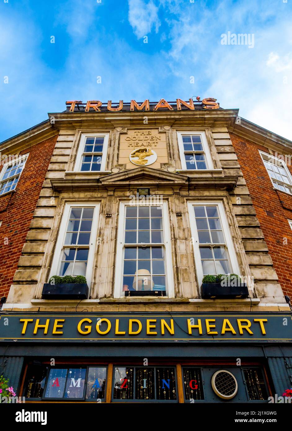 Außenfassade des Golden Heart, ein denkmalgeschützter Pub der Klasse II in Spitalfields, London. façade Stockfoto