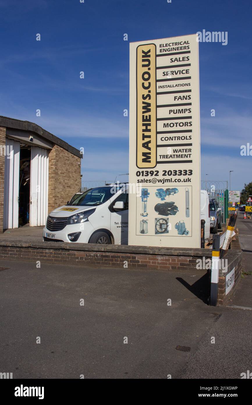 EXETER, DEVON, Großbritannien – 21. SEPTEMBER 2021 Mathews W J Ltd Electrical Engineer, Trsham Road auf dem Handelsgebiet von Marsh Barton Stockfoto