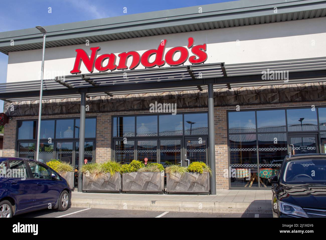 EXETER, DEVON, Großbritannien – 21. SEPTEMBER 2021 Nando's Chicken Restaurant, Marsh Barton Road auf dem Marsh Barton Handelsgebiet Stockfoto