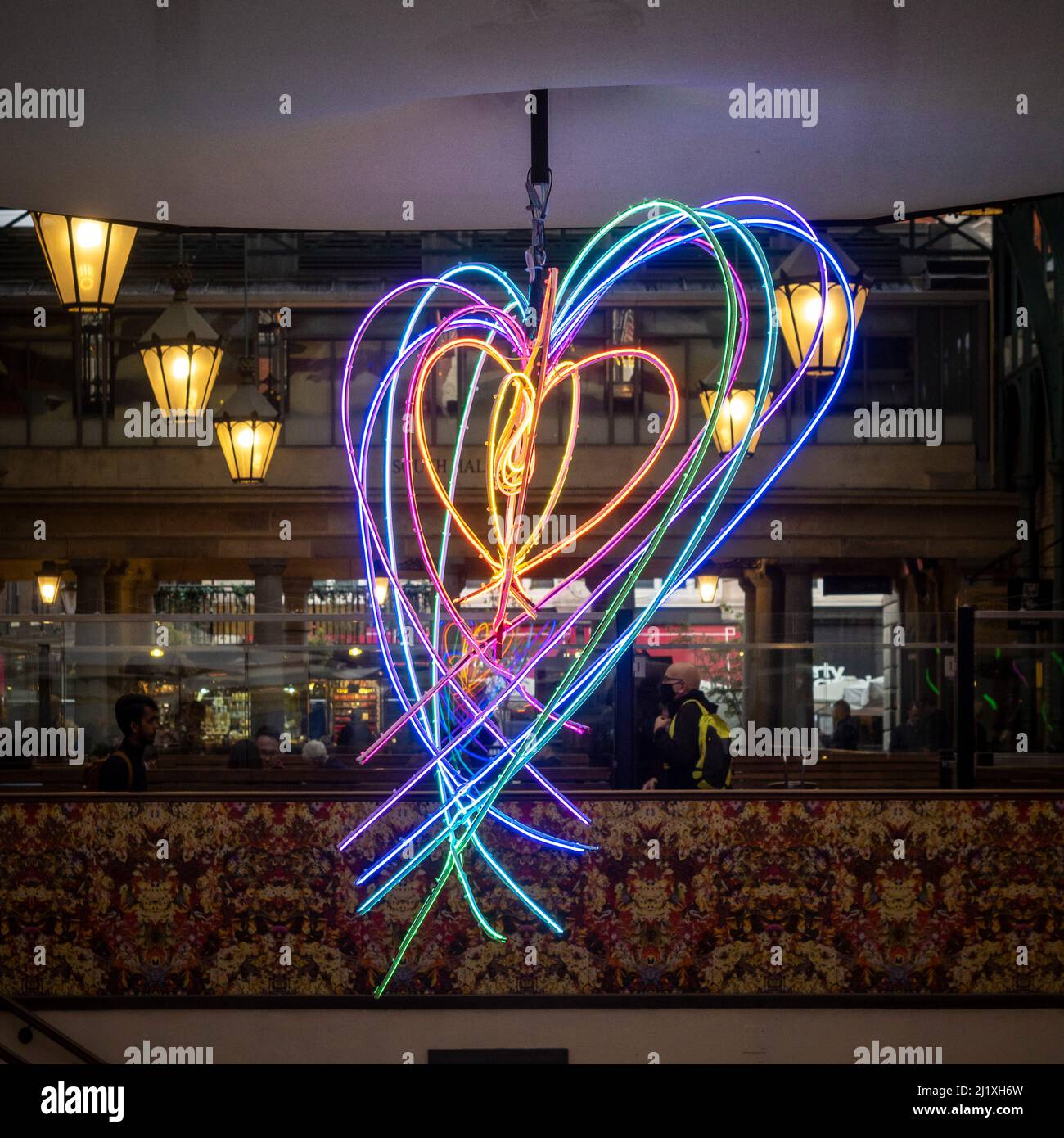 Herzförmige Neonlicht-Kunstinstallation von Chila Burman im Covent Garden, London. Stockfoto